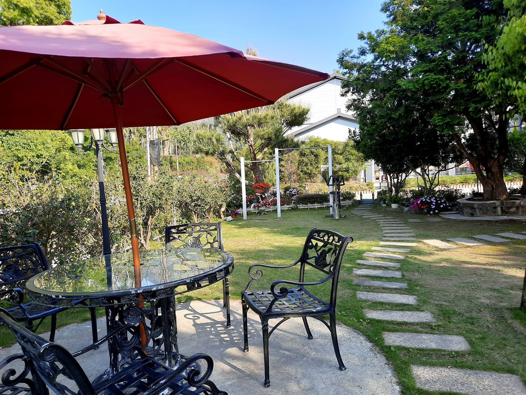 大埕前面是種滿花草樹木，讓您遠離塵囂.img