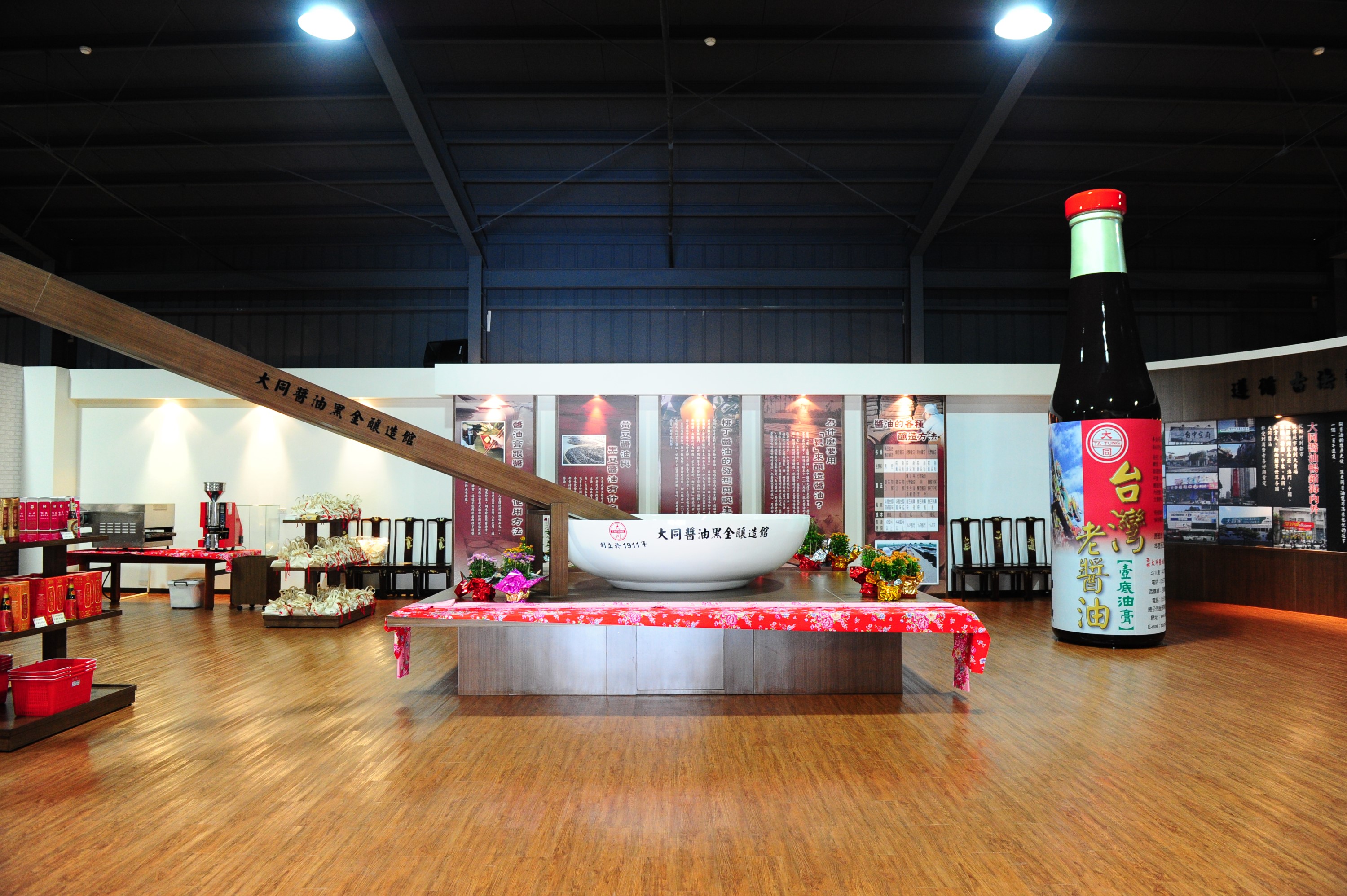 全台最大醬油瓶及碗筷.img