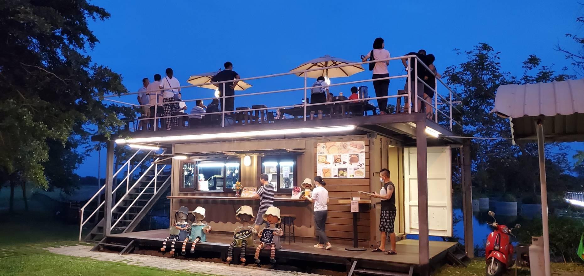 阿德的家貨櫃屋，設計特俗，搭配憨吉㊙️塘的池畔景色，歡迎大家，假日或平日可預約時段來取貨.img