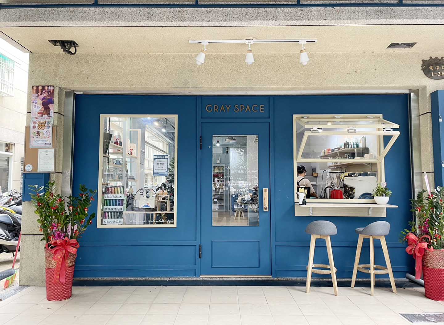 提供精選帕里尼早午餐、義大利麵、咖哩飯、丼飯、甜點等多樣化的輕食文具選品，以自家製美味佳餚為主打，並歡迎攜帶寵物共襄盛舉，店內不時有可愛的貓咪上班。
用餐環境舒適，同時提供一系列小商品供您挑選。.img