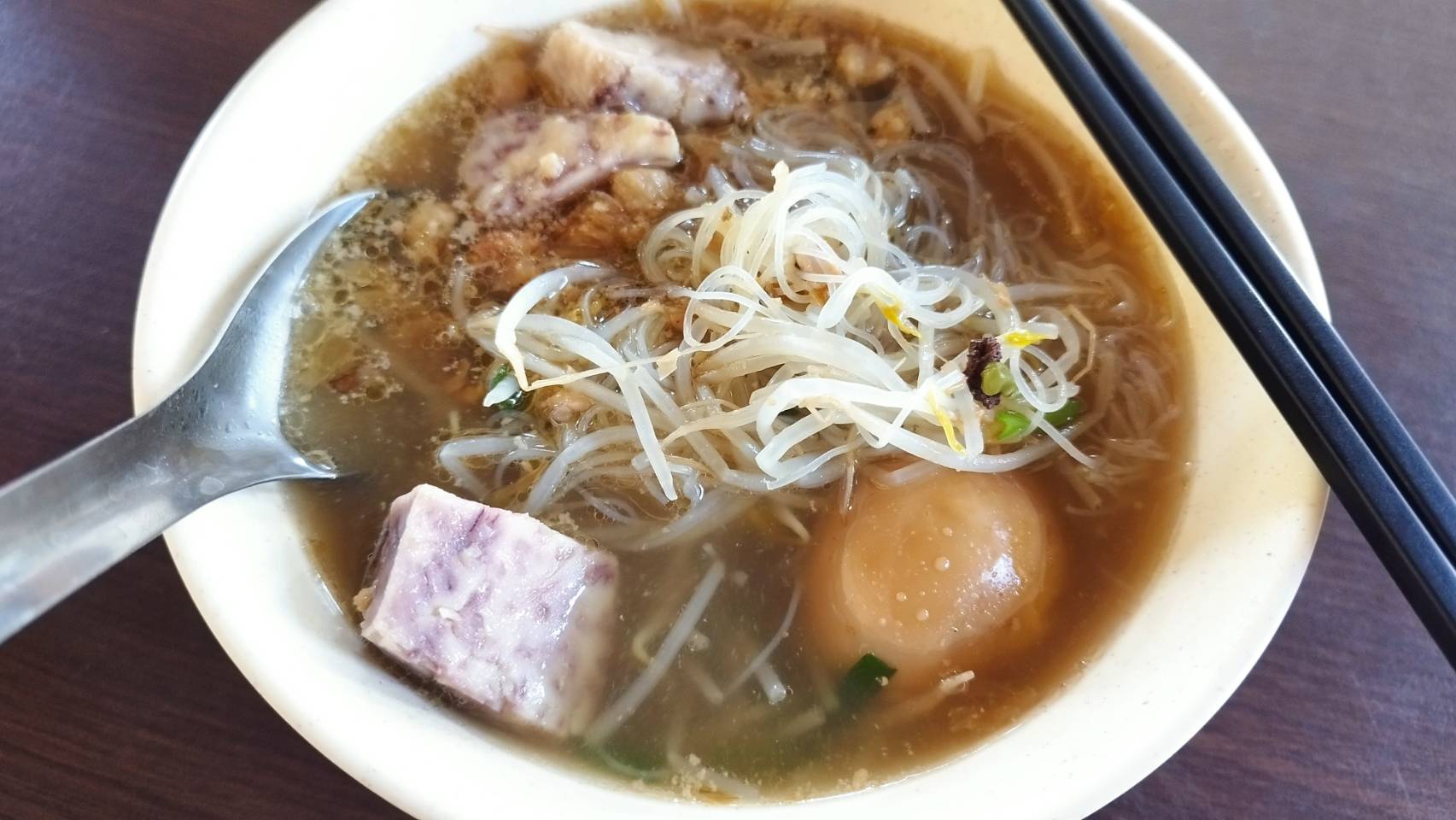 紫蝶生態地景園區內可看見百年建築的寶隆紙廠辦公廳舍及舊紙廠的紙漿槽(夢幻、霍爾的移動城堡)、裝置藝術，遊客在欣賞紙廠辦公廳的同時，廳內還可提供林內在地農產芋頭系列飲品及冰品.img