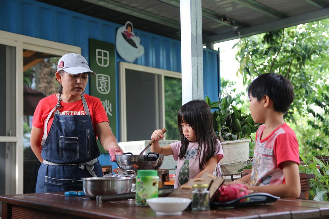 活動照片(老闆與小孩烹飪料理).img